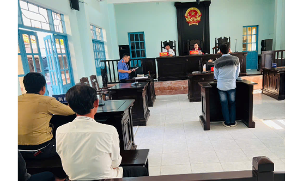 LĨNH ÁN VÌ ĐIỀU KHIỂN XE MÔ TÔ TRONG MÁU CÓ NỒNG...