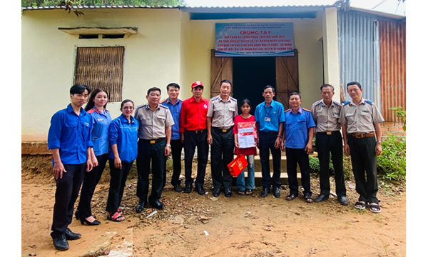 VIỆN KIỂM SÁT NHÂN DÂN HUYỆN KHÁNH SƠN PHỐI HỢP  TỔ CHỨC THĂM HỎI, TẶNG QUÀ CHO HỌC SINH NGHÈO VƯỢT KHÓ