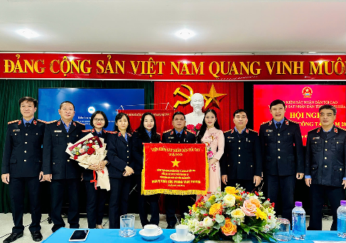 PHÒNG THỰC HÀNH QUYỀN CÔNG TỐ KIỂM SÁT ĐIỀU TRA, TRUY TỐ, XÉT XỬ SƠ THẨM ÁN HÌNH SỰ VIỆN KIỂM SÁT NHÂN DÂN TỈNH KHÁNH HÒA (PHÒNG 1) ĐÓN NHẬN CỜ THI ĐUA NGÀNH KIỂM SÁT NHÂN DÂN NĂM 2024