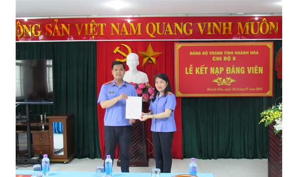 CHI BỘ 8 VIỆN KIỂM SÁT NHÂN DÂN TỈNH KHÁNH HÒA TỔ CHỨC LỄ KẾT NẠP ĐẢNG VIÊN MỚI 