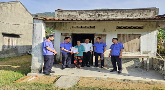 VIỆN KIỂM SÁT NHÂN DÂNN HUYỆN VẠN NINH THĂM VÀ TẶNG QUÀ TẾT CHO HỘ NGHÈO CÓ HOÀN CẢNH KHÓ KHĂN TRÊN ĐỊA BÀN XÃ XUÂN SƠN, HUYỆN VẠN NINH